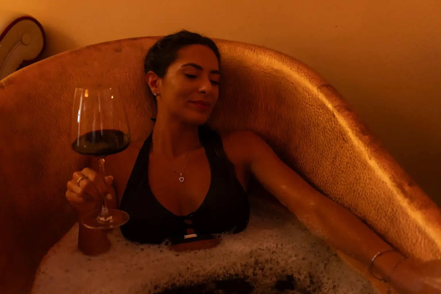 Ragazza con vino in vasca da bagno Il Falconiere