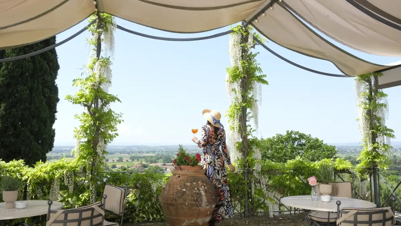 Ragazza in terrazza su Cortona Il Falconiere