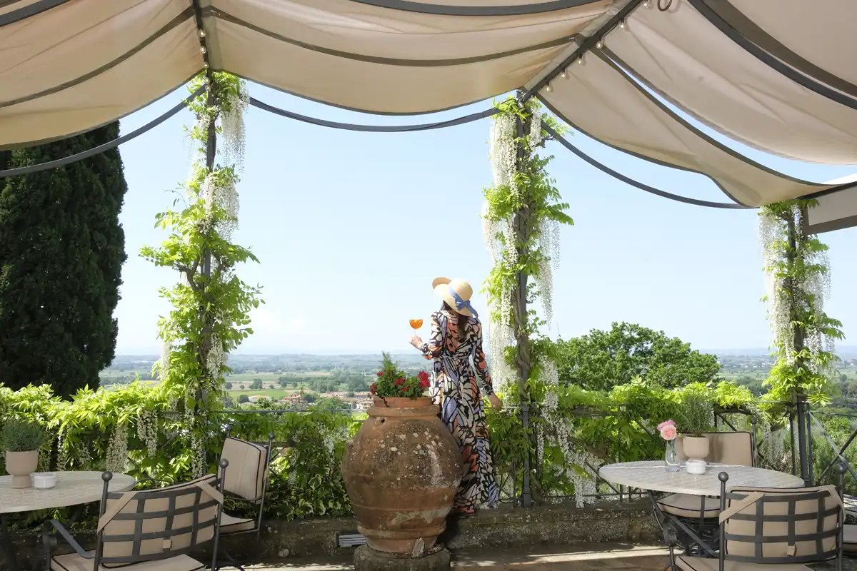 Ragazza in terrazza su Cortona Il Falconiere