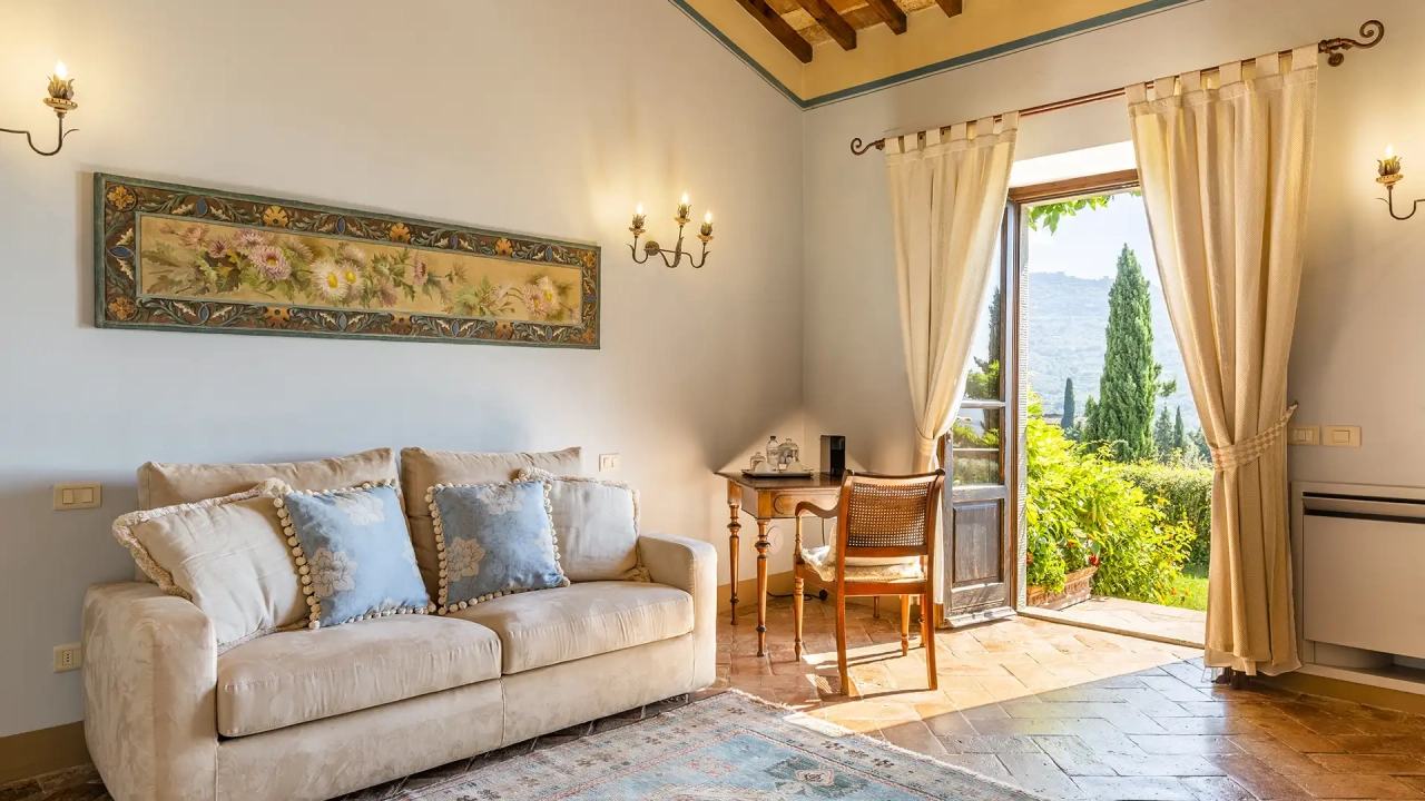 Living executive suite con vetrata vista Cortona