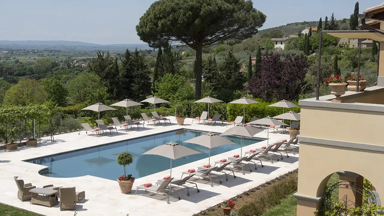 Veduta piscina relais Il Falconiere