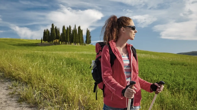 Ragazza fa trekking campagna toscana Maremma