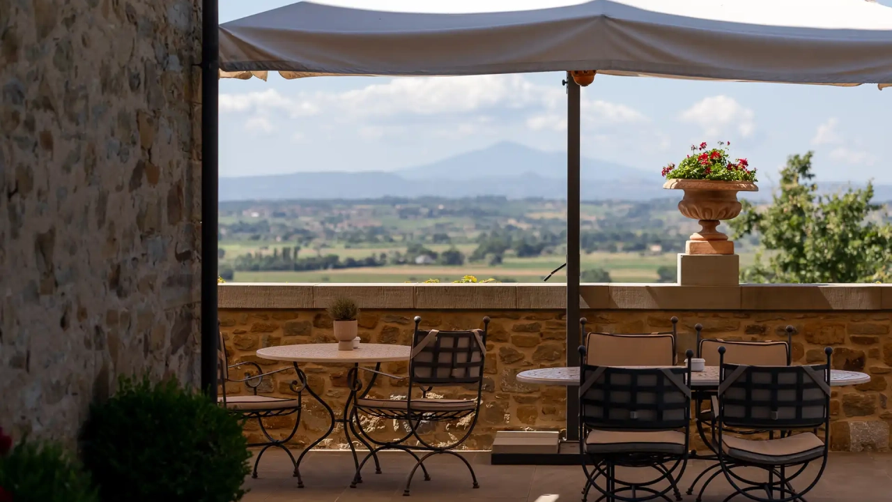 Terrazza con tavoli e sedie Il Falconiere Toscana