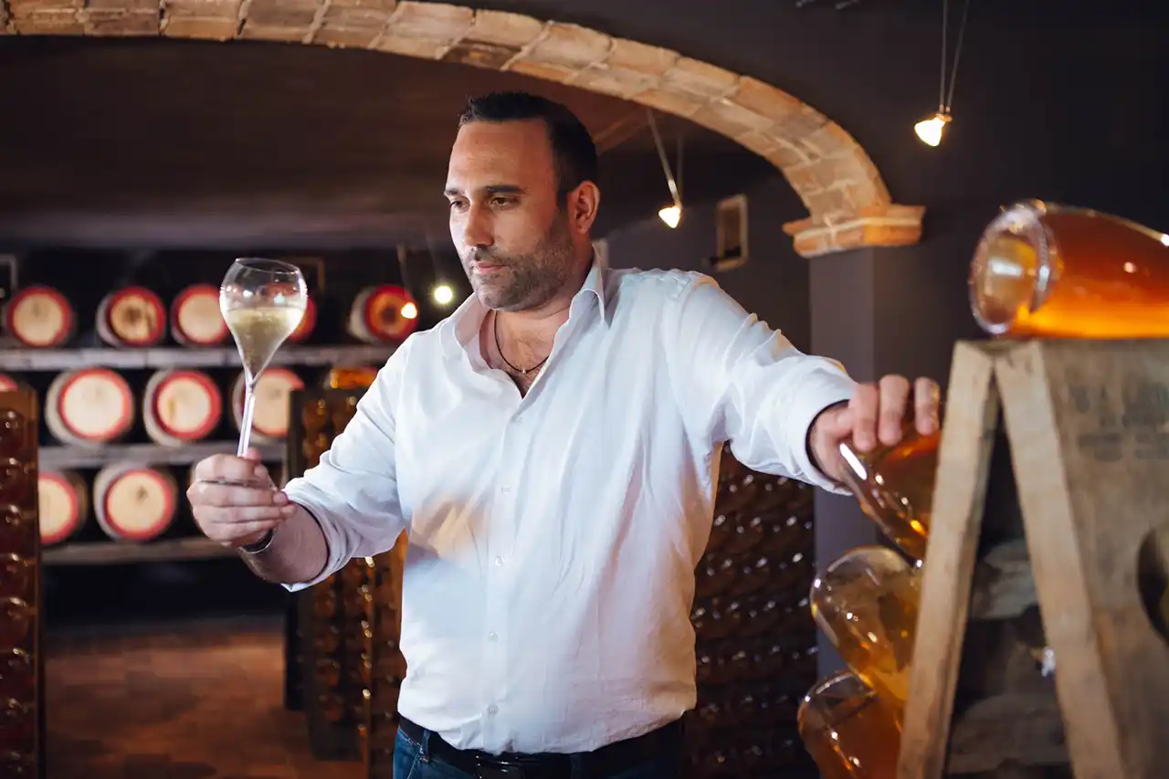 Benedetto Bracchi con calice di vino