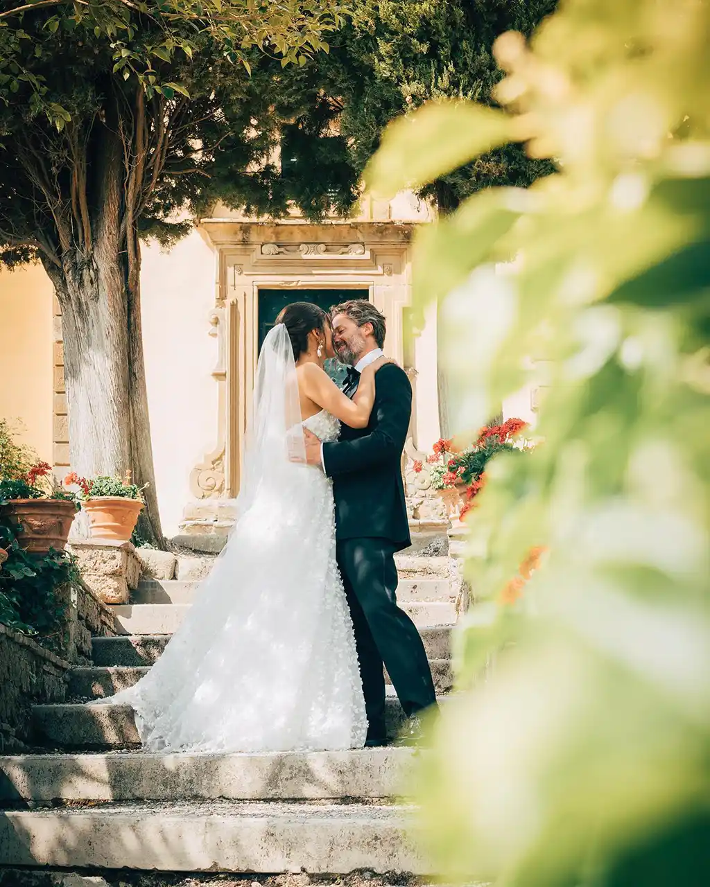 Coppia di sposi di fronte alla chiesa