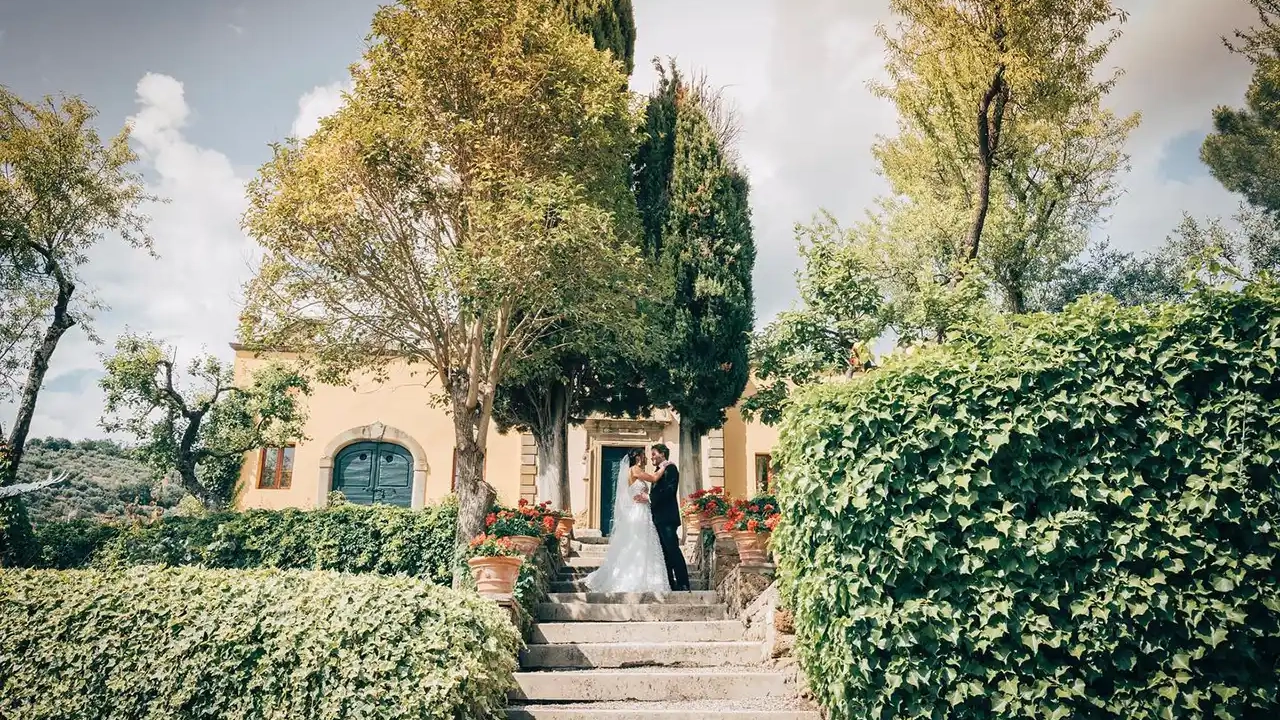 Sposi su scalinata esterno chiesa Toscana
