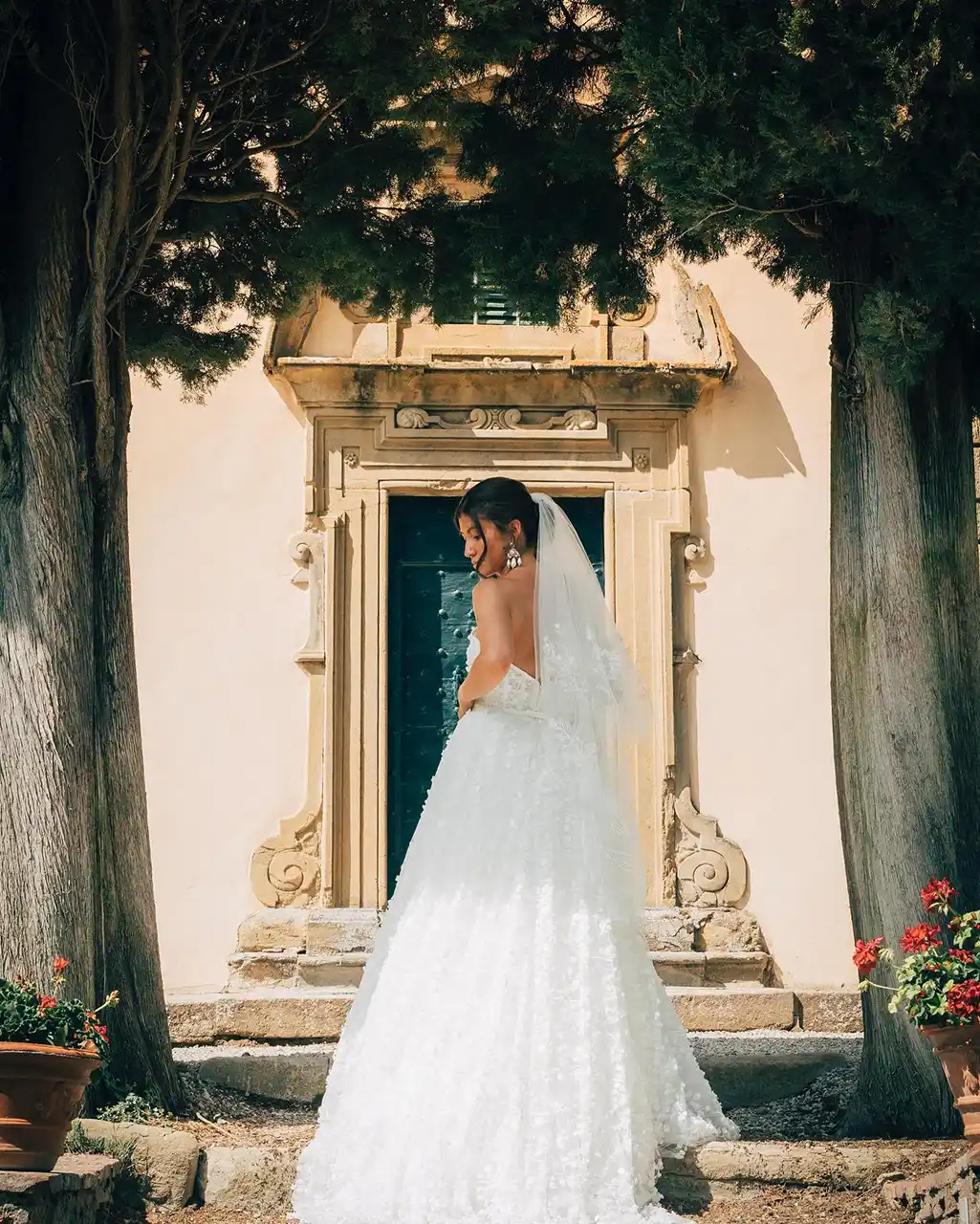 Sposa di spalle sale in chiesa Cortona